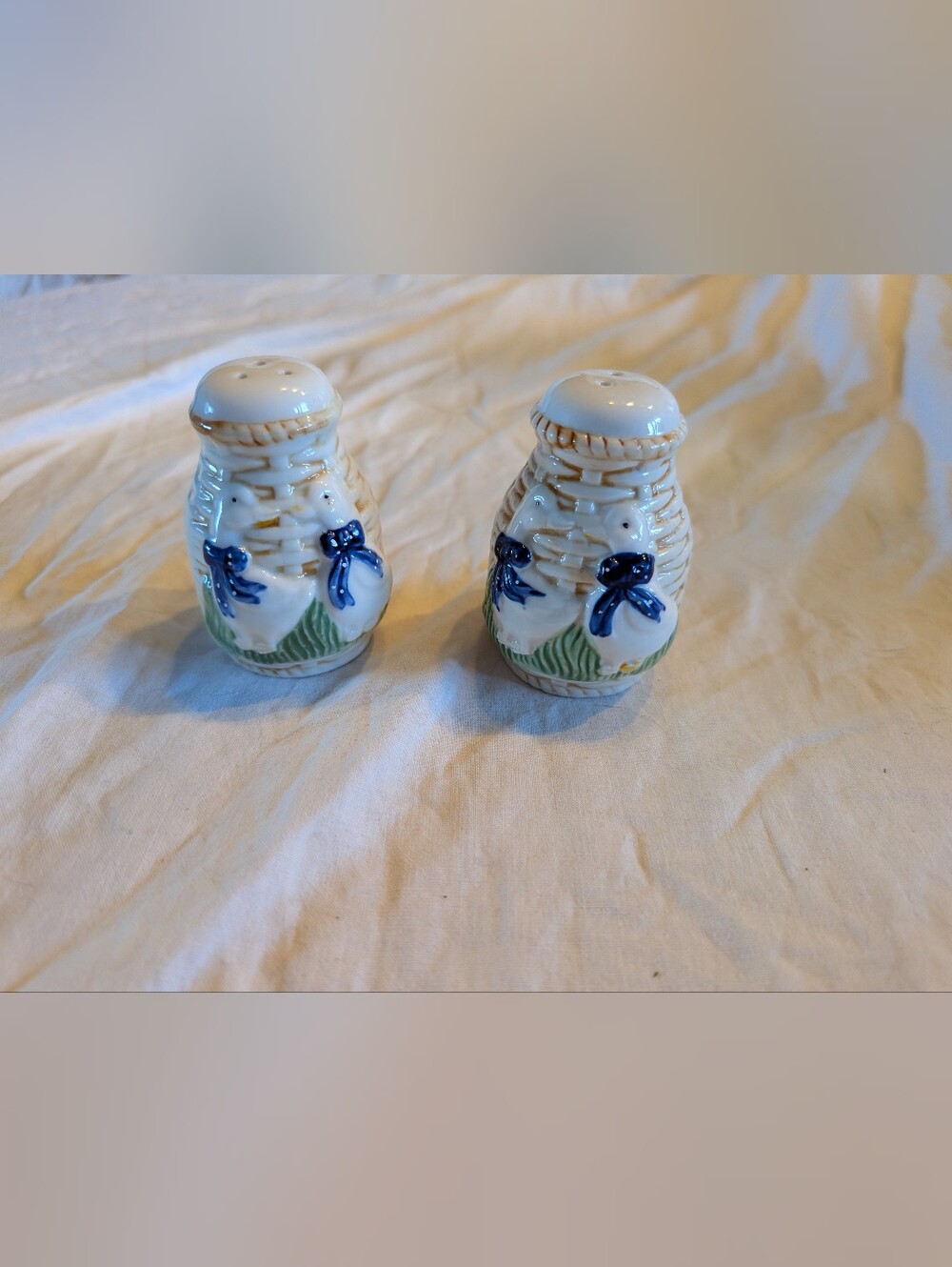 2/30$ Vintage Blue Bow Ceramic goose Salt and Pepper Shakers